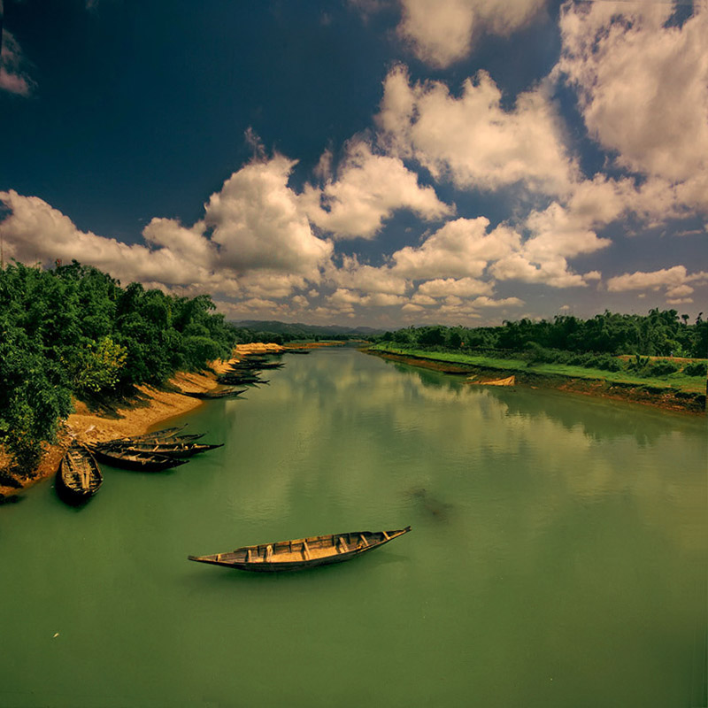 Boat_in_river,_Bangladesh